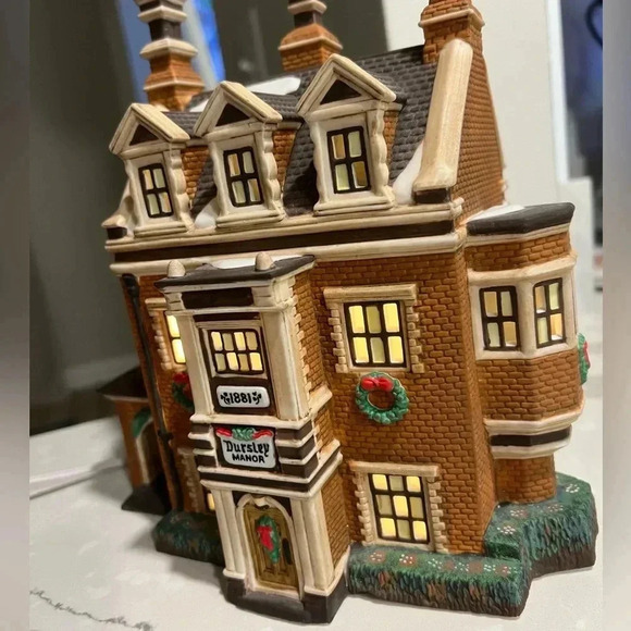 Dept 56 Dickens' Village Series Dursley Manor Christmas Light Up Christmas home - Picture 2 of 12